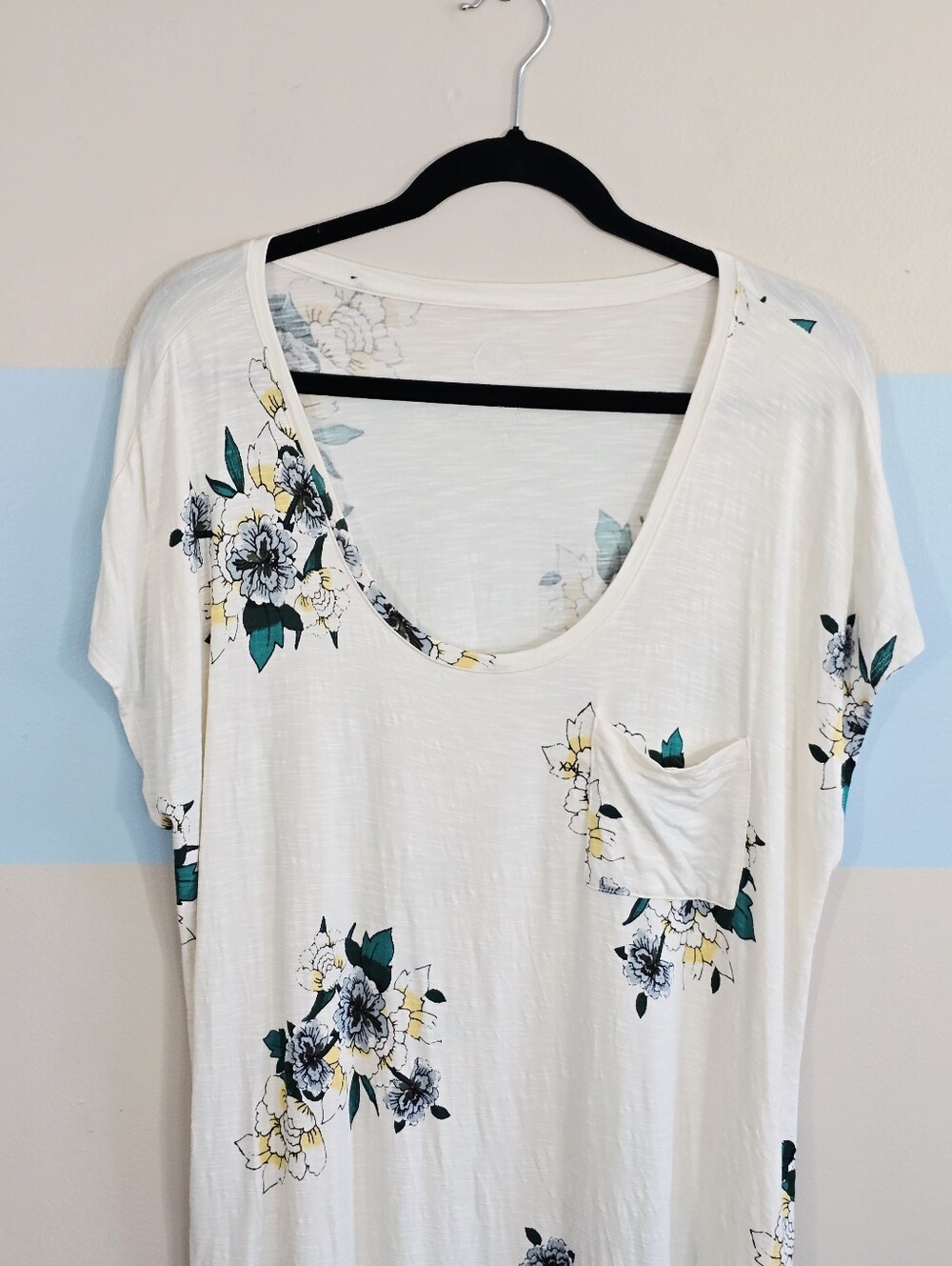 24/7 Maurices Cream Floral Scoop Neck Pocket Tee - Picture 3 of 5
